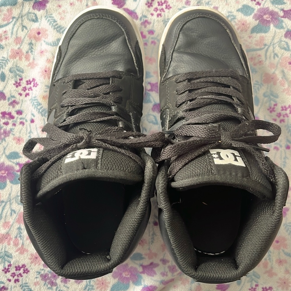 Good condition YOUTH size 5 DC Black High tops